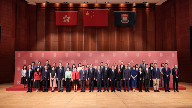 香港大學舉行升旗儀式慶祝中華人民共和國成立七十六周年